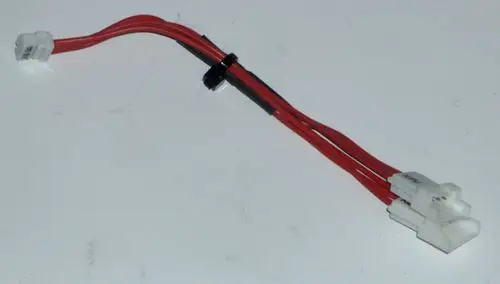 Kabel mit mehreren Anschlüssen und roten Leitungen, verwendet für einen Drucksensor, möglicherweise passend für Daikin Altherma Systeme.